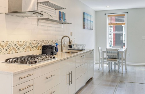 Downtown Baltimore Casa | Walkable Baltimore Rowhouse w/ Fenced-In Patio!