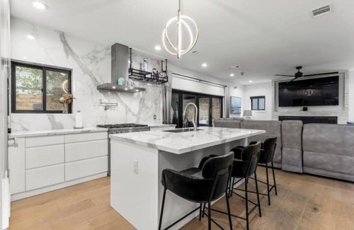 Holly Casa | Walkable! Huge Modern House - 9 real beds