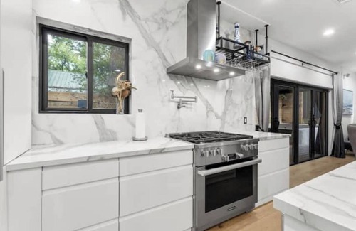 Holly Casa | Walkable! Huge Modern House - 9 real beds