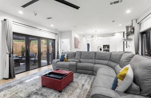 Holly Casa | Walkable! Huge Modern House - 9 real beds