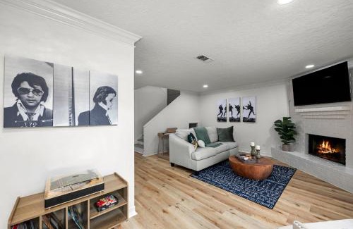 Montrose Casa | Walkable Montrose 2BR Music Retreat Sleeps 10