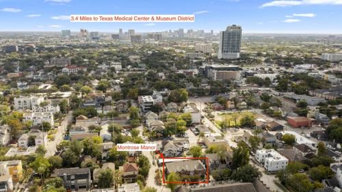 Montrose Casa | Walkable Montrose 2BR Music Retreat Sleeps 10