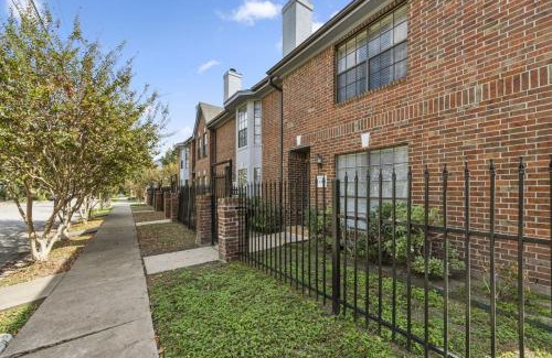 Montrose Casa | Walkable Montrose 2BR Music Retreat Sleeps 10