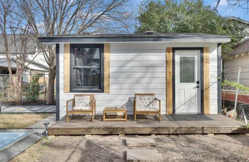 Govalle Casa | Walkable Private Guest House Studio with Pickleball Court
