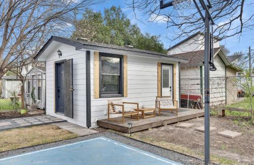 Govalle Casa | Walkable Private Guest House Studio with Pickleball Court