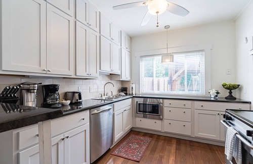 Dundee-Happy Hollow Historic District Casa | Walkable to Dinner, ☕️, UNMC 🏥! Cozy home in historic Dundee!