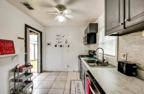 Griffin Heights Casa | Walkable to FSU Campus Cozy Retreat with Deck!