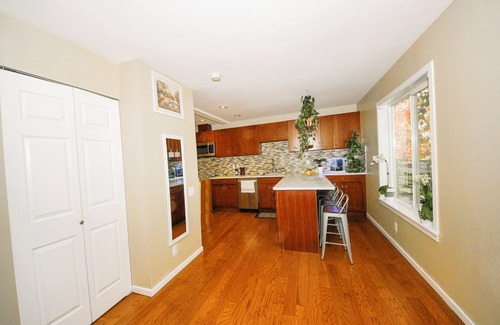 Queen Anne Condominio | Walker's Paradise, charming safe, quiet,Queen Anne Hill garage parking Apt.