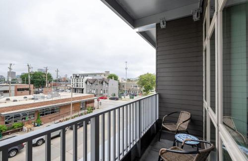 Fifth Ward Apartamento | Walker's Point Apt with Gym and Balcony