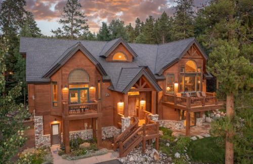 Historic District Casa | Walking distance to downtown Breck, Stunning ski resort panorama, hot tub, foosball, arcade machine!