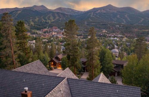 Historic District Casa | Walking distance to downtown Breck, Stunning ski resort panorama, hot tub, foosball, arcade machine!