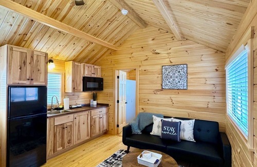 Marion Cabina | Walking Distance to Lakes James with Resort Amenities