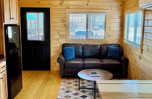 Marion Cabina | Walking Distance to Lake James: Private Resort Amenities