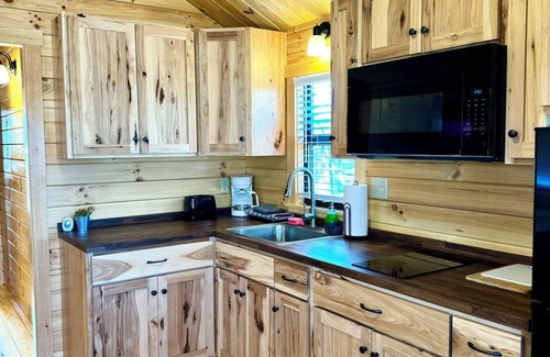 Marion Cabina | Walking Distance to Lake James: Private Resort Amenities