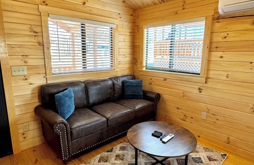 Marion Cabina | Walking Distance to Lake James: Private Resort Amenities