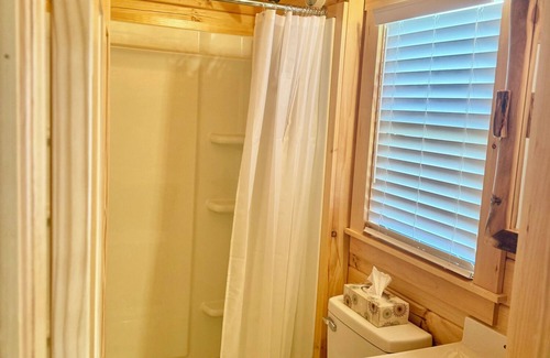 Marion Apartamento | Walking Distance to Lake James: Private Resort Amenities
