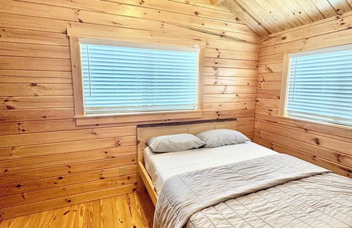 Marion Apartamento | Walking Distance to Lake James: Private Resort Amenities