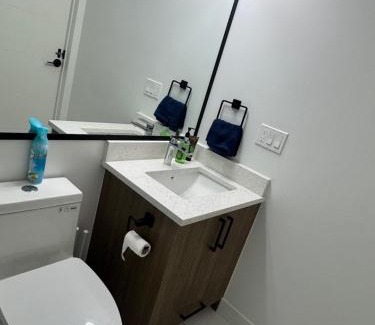 Airdrie Apartamento | Walkout basement suite with canal view near airport