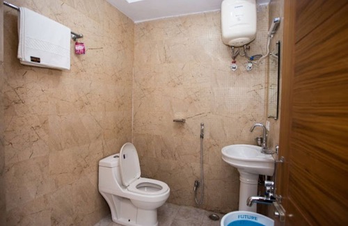 Dariyaganj Hotel | Wall Street by Rivlet