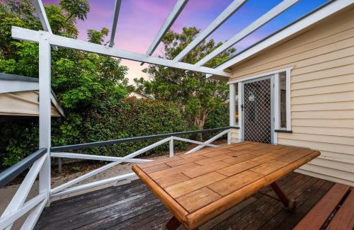 Newtown Casa | Wallace Cottage - Glennie, CBD, Quiet Leafy Street