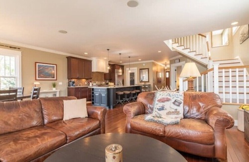 Petoskey Casa | Walloon Escapes! GameRoom! Lakefront! Pets! Fireplace!Fall Colors!Boyne Mountain