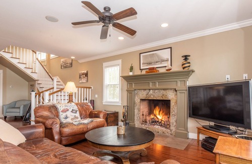 Petoskey Casa | 🏖Walloon Lakefront-Million Dollar Sunsets-Game Room-Fire Pit-Pets Welcome!🏖