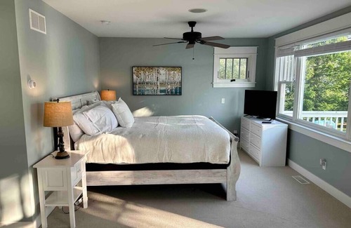 Petoskey Casa | 🏖Walloon Lakefront-Million Dollar Sunsets-Game Room-Fire Pit-Pets Welcome!🏖