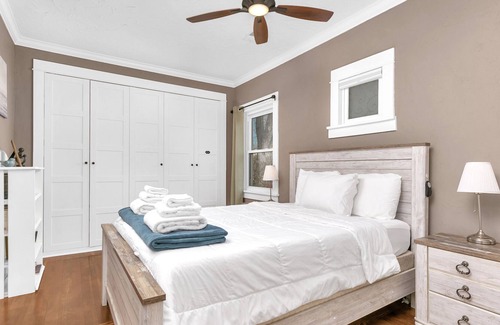Windsor Casa | Walnut Cottage - Cozy & Spacious 2bd/1ba Updated Classic 1930s Home