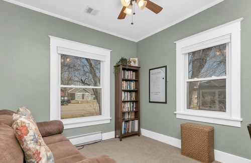 Windsor Casa | Walnut Cottage - Cozy & Spacious 2bd/1ba Updated Classic 1930s Home