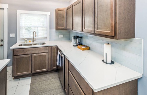 Walnut Hills Apartamento | Walnut Hills+5 min to UC+Lux King Beds+Smart TVs+Fiber Wifi+Sleeps 6ppl