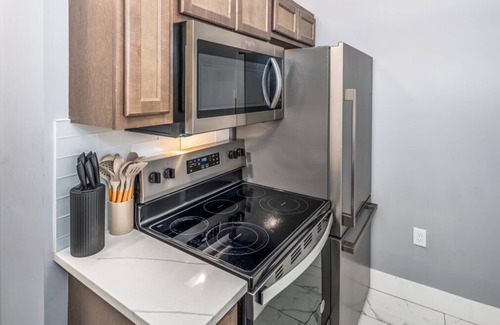 Walnut Hills Apartamento | Walnut Hills+5 min to UC+Lux King Beds+Smart TVs+Fiber Wifi+Sleeps 6ppl