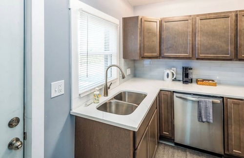 Walnut Hills Apartamento | Walnut Hills+5 min to UC+Lux King Beds+Smart TVs+Fiber Wifi+Sleeps 6ppl