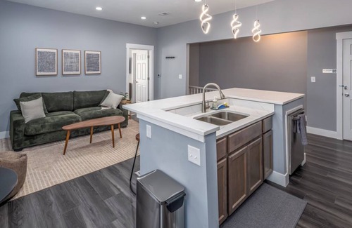 Walnut Hills Apartamento | Walnut Hills+Sleeps 7ppl+King+Queen Beds+Parking+Wifi+Smart Tvs