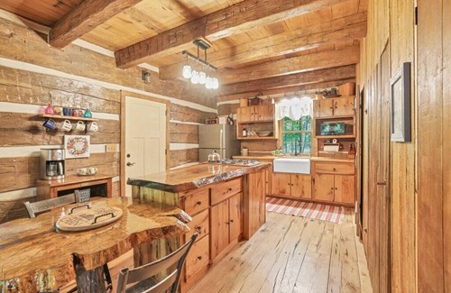 Glenford Cabina | Walnut Lodge Cabin Hideaway on 16 Secluded Acres