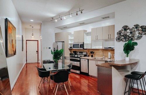 Midtown Village Apartamento | Walnut Mega Kingdom / King Bed / 85" TV / Arcades