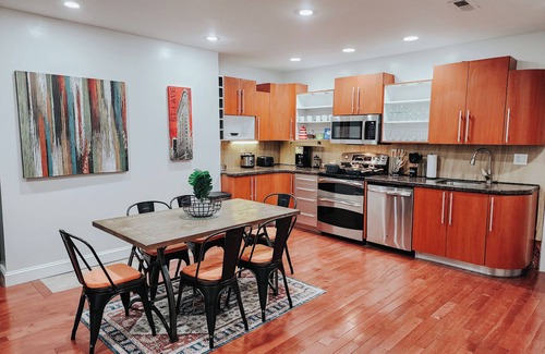 Midtown Village Apartamento | Walnut Mega Kingdom / King Bed / 85" TV / Arcades