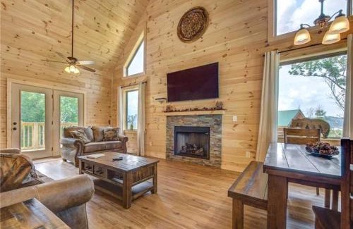 Gatlinburg Casa | Walnut Ridge Cabin. Sleeps 7-11! Hot tub, pool table, minutes to downtown Gatlinburg!