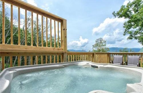 Gatlinburg Casa | Walnut Ridge Cabin. Sleeps 7-11! Hot tub, pool table, minutes to downtown Gatlinburg!
