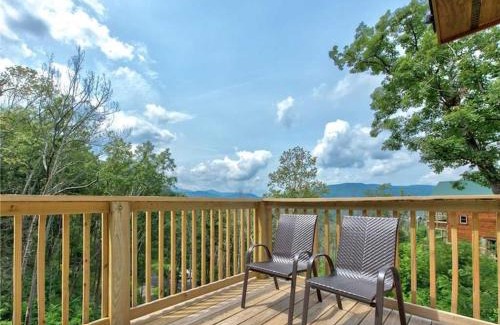 Gatlinburg Casa | Walnut Ridge Cabin. Sleeps 7-11! Hot tub, pool table, minutes to downtown Gatlinburg!