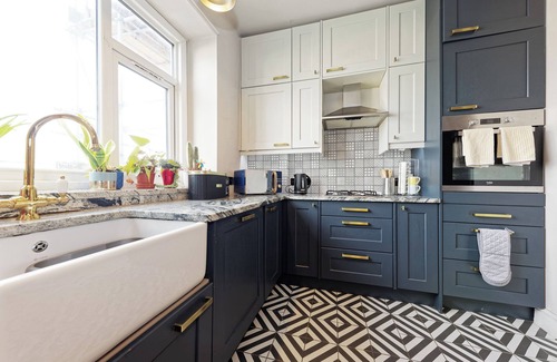 Cliftonville Cabaña | WALPOLE BAY SEA VIEWS, pet friendly in Margate