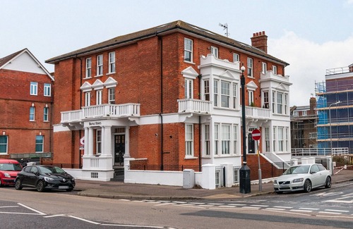 Cliftonville Cabaña | Walpole Heights Penthouse