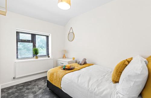 Walsall Casa | Walsall - 4 Bedroom House, Wi-Fi, Garden , Sleeps 8 - JRR Stays