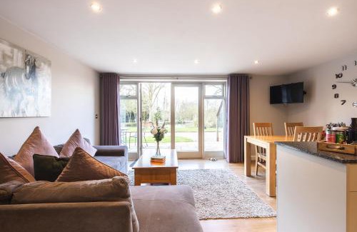Cutnall Green Casa | Warbler Lodge
