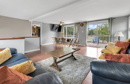 Kawartha Lakes Casa | Warm Casa by the Bay✦Sunroom✦Balcony✦BBQ & Grill!