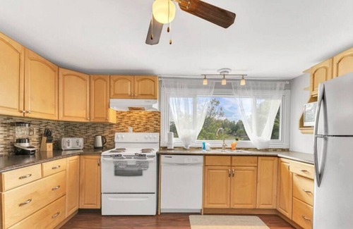 Kawartha Lakes Casa | Warm Casa by the Bay✦Sunroom✦Balcony✦BBQ & Grill!