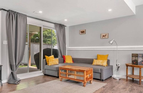 Kawartha Lakes Casa | Warm Casa by the Bay✦Sunroom✦Balcony✦BBQ & Grill!