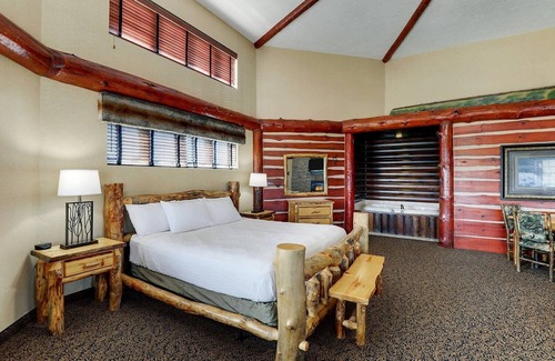 Columbia Hotel | Warm Columbia Retreat Blending Rustic Charm with Modern Amenities