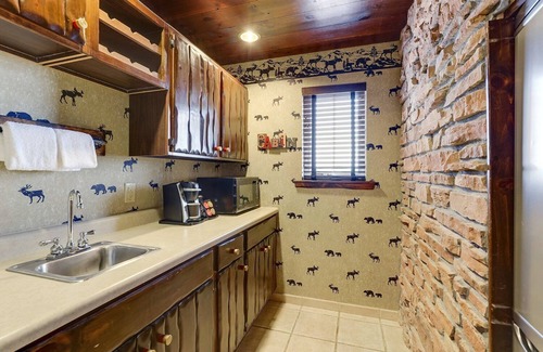 Columbia Hotel | Warm Columbia Retreat Blending Rustic Charm with Modern Amenities