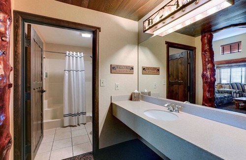 Columbia Hotel | Warm Columbia Retreat Blending Rustic Charm with Modern Amenities