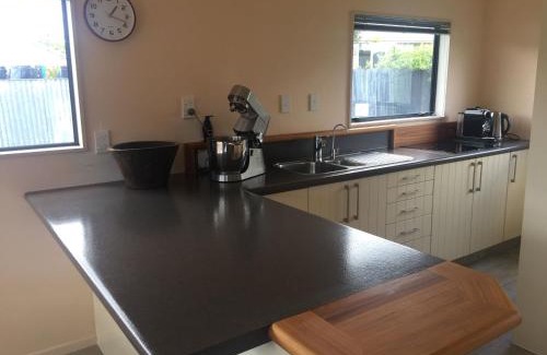 Raglan Casa | Warm Cosy holiday home right in town